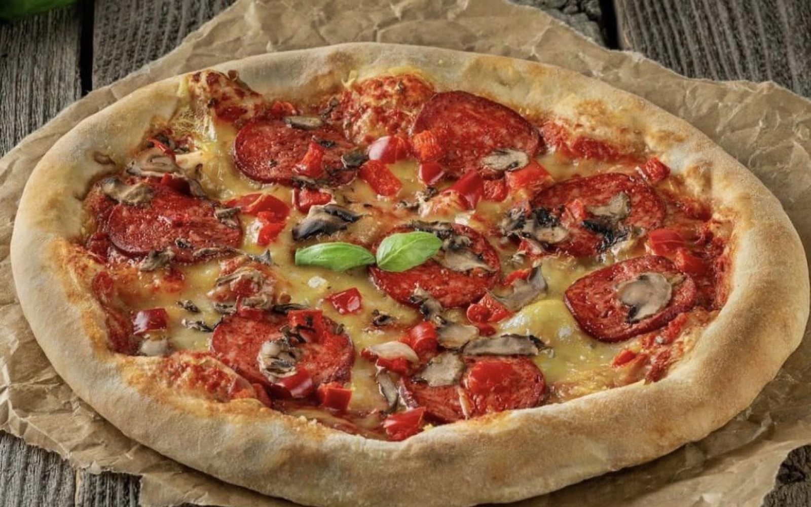 A new experience in pizza eating! Discover our vegan pepperoni pizza!